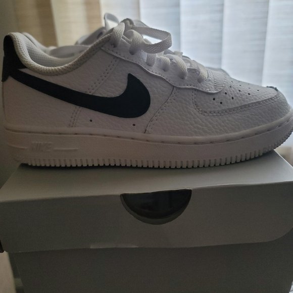 Sneakers - Picture 2 of 5